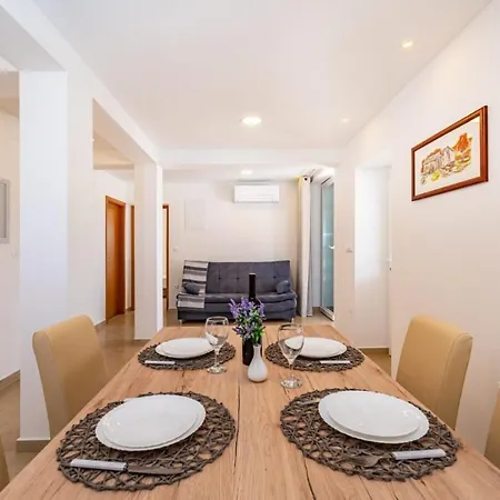 Feriehus Holiday Home Zvone - Cozy And Comfortable